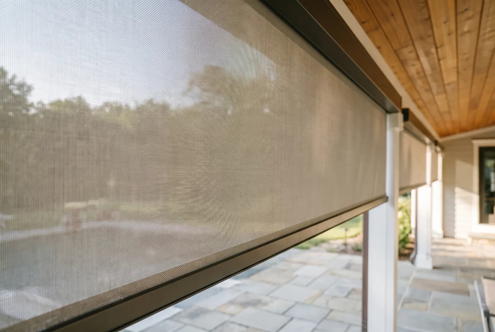 Drop Shade — Exterior roller · open sides